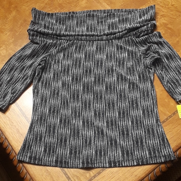 In Phase off the shoulder blouse. - Picture 2 of 4